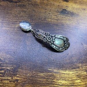 Elegant Silver Floral pendant